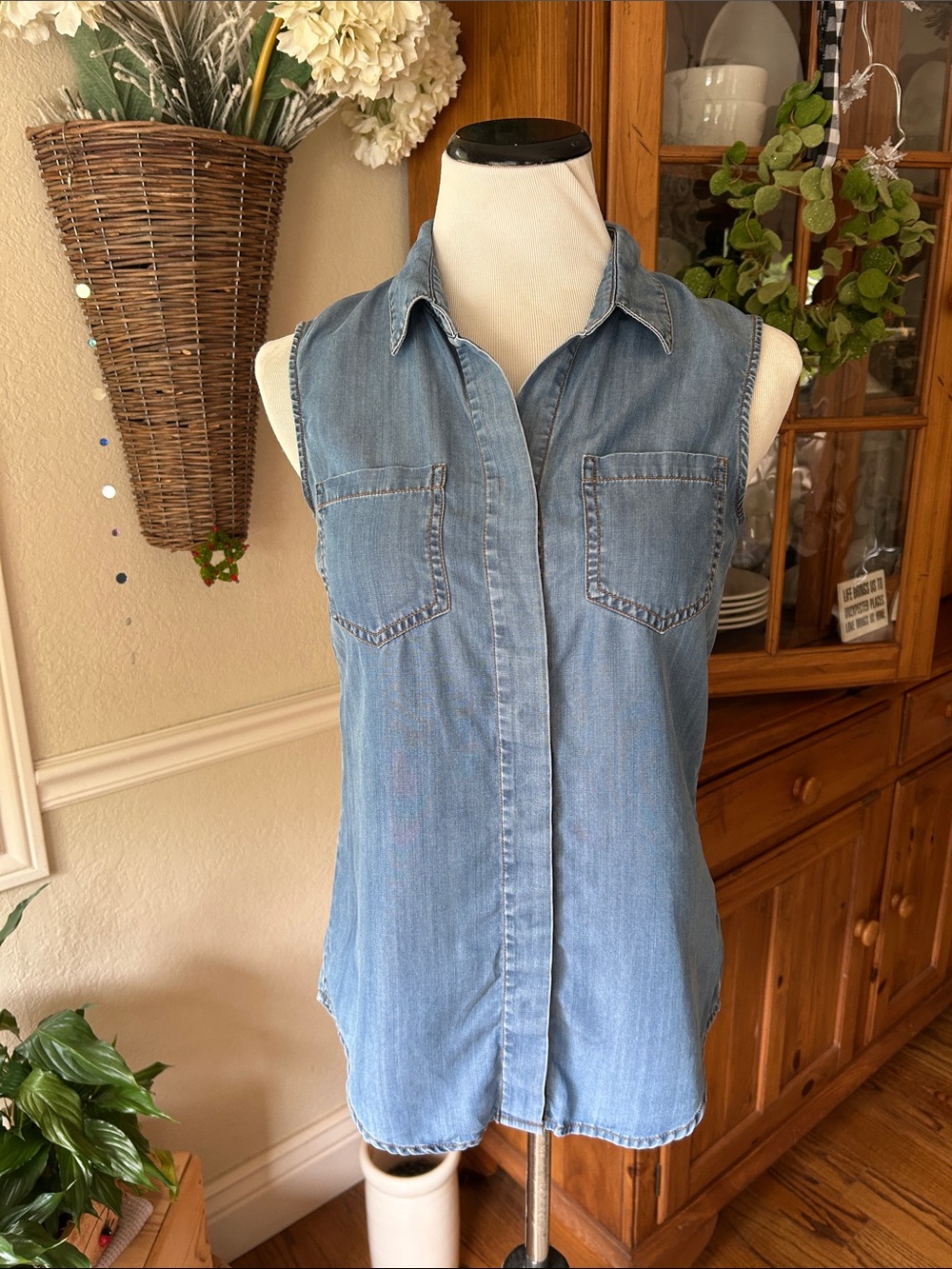 Velvet Heart Sleeveless Chambray Button-Down Top in Light Blue